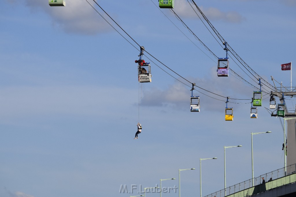 Koelner Seilbahn Gondel blieb haengen Koeln Linksrheinisch P517.JPG - Miklos Laubert